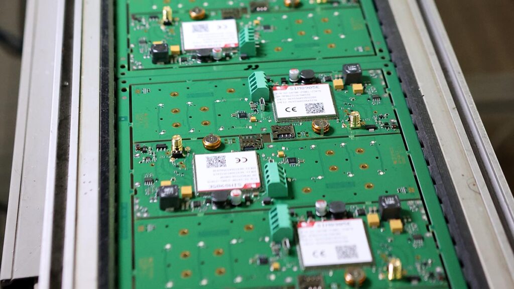 Détail d'une carte électronique en fin de ligne de production avec le PCB de couleur verte et les composants soudés ou assemblés